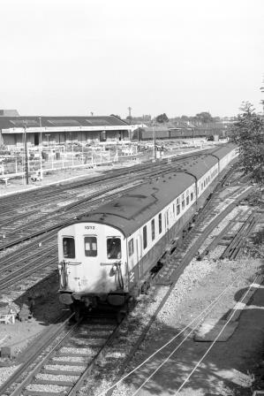 BR(S) Class 203 1032 at Tonbridge, Kent with the 3.15pm Tunbridge Wells - Tonbridge service on Thursday 29 Aug 1985 - J. Scrace [233707]