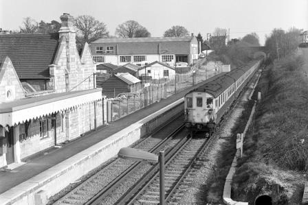 BR(S) Class 202 1012 at Frant Station, East Sussex with the 4.06pm Hastings - Cannon Street service on Thursday 01 May 1986 - J. Scrace [233729]