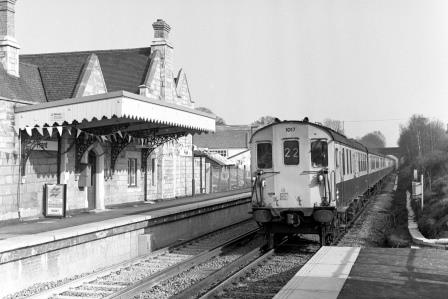 BR(S) Class 202 1017 at Frant Station, East Sussex with the 4.36pm Hastings - Charing Cross service on Thursday 01 May 1986 - J. Scrace [233732]