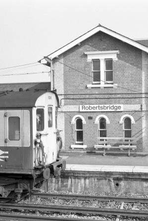 BR(S) Class 202 1018 at Robertsbridge Station, East Sussex with the 12.33pm Hastings - Charing Cross service on Saturday 15 Mar 1986 - J. Scrace [233734]