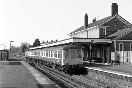 BR(W) Class 119 L575 at Earlswood Station, Surrey with the 8.23am Gatwick Airport - Reading service on Tuesday 06 May 1986 - J. Scrace [233741]
