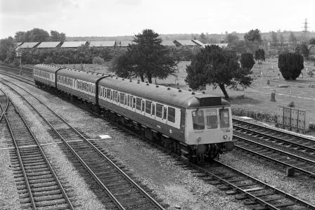 BR(W) Class 117 L466 at Oxford, Oxfordshire with the 11.17am Didcot - Oxford service on Sunday 30 Sep 1973 - J. Scrace [233746]