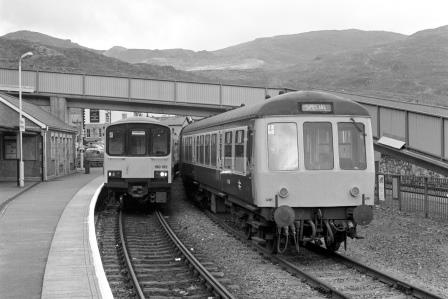 BR(W) Class 150 150132 & BR(W) Class 101 at Blaenau Ffestiniog, Gwynedd with the 5.45pm Blaenau Ffestiniog - Llandudno service on Bank Holiday Monday 26 May 1986 - J. Scrace [233751]