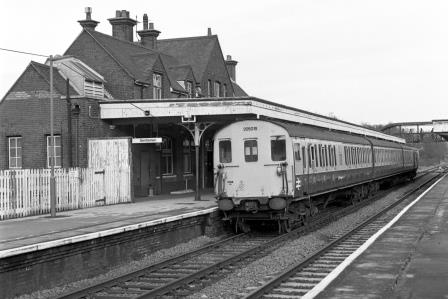 BR(S) Class 205 205015 at Crowborough Station, East Sussex with the 2.43pm Uckfield - Victoria service on Saturday 27 Dec 1986 - J. Scrace [233765]