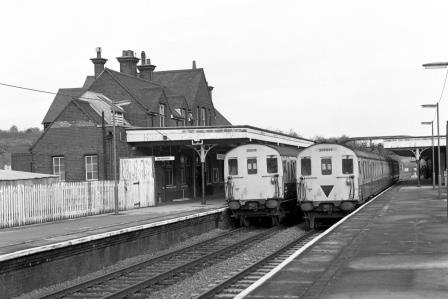 BR(S) Class 205 205015 & BR(S) Class 205 205023 at Crowborough Station, East Sussex with the 2.43pm Uckfield - Victoria & 1.36pm Victoria - Uckfield service on Saturday 27 Dec 1986 - J. Scrace [233766]