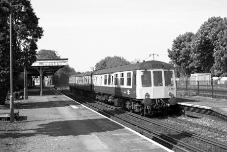 BR(S) Class 119 L592 at Earlswood Station, Surrey with the 2.40pm Reading - Gatwick Airport service on Saturday 09 May 1987 - J. Scrace [233767]