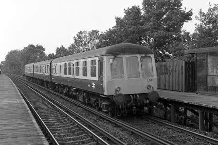 BR(S) Class 119 L581 at Winnersh Triangle Station, Berkshire with the 4.15pm Reading - Tonbridge service on Tuesday 16 Jun 1987 - J. Scrace [233770]