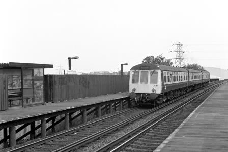 BR(S) Class 119 L581 at Winnersh Triangle Station, Berkshire with the 4.15pm Reading - Tonbridge service on Tuesday 16 Jun 1987 - J. Scrace [233771]