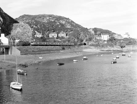 BR(W) Class 150 at Barmouth, Gwynedd with the 4.37pm Pwhelli - Barmouth service on Tuesday 25 Aug 1987 - J. Scrace [233787]
