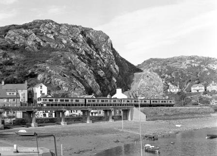 BR(W) Class 150 at Barmouth, Gwynedd with the 4.37pm Pwhelli - Barmouth service on Tuesday 25 Aug 1987 - J. Scrace [233788]