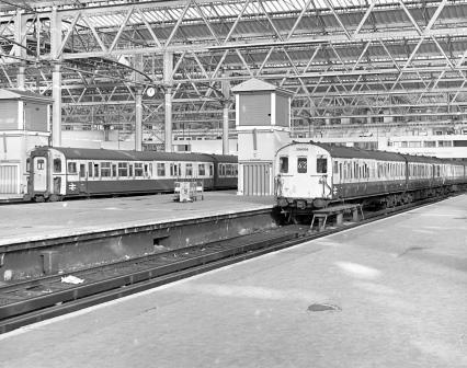 BR(S) Class 204 204004 & BR(S) Class 204 204002 & BR(S) Class 423 7742 at Waterloo Station, Greater London with the 12.10pm Waterloo - Salisbury service on Thursday 12 Nov 1987 - J. Scrace [233790]