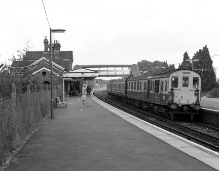 BR(S) Class 205 205007 at Lingfield Station, Surrey with the 11.36am Victoria to East Grinstead on Wednesday 30 Sep 1987 - J. Scrace [233794]