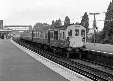 BR(S) Class 205 205007 at Lingfield Station, Surrey with the 11.36am Victoria to East Grinstead on Wednesday 30 Sep 1987 - J. Scrace [233795]