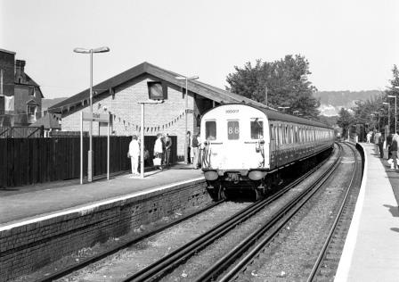 BR(S) Class 205 205017 at Oxted Station, Surrey with the 9.36am Victoria - Uckfield service on Wednesday 30 Sep 1987 - J. Scrace [233796]