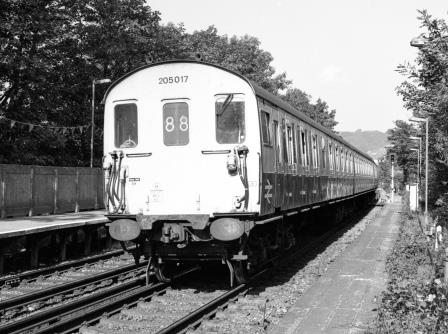 BR(S) Class 205 205017 at Oxted Station, Surrey on Wednesday 30 Sep 1987 - J. Scrace [233797]
