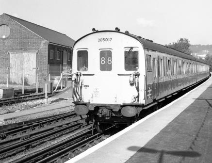 BR(S) Class 205 205017 at Oxted Station, Surrey with the 9.36am Victoria - Uckfield service on Wednesday 30 Sep 1987 - J. Scrace [233800]