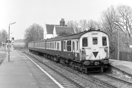 BR(S) Class 205 205029 at Dunbridge Station, Dorset with the 11.40am Salisbury - Portsmouth Harbour service on Thursday 07 Apr 1988 - J. Scrace [233820]