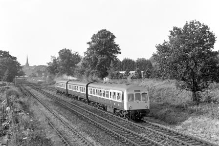 BR(S) Class 101 841 at Wokingham, Surrey with the 6.15pm Reading - Gatwick Airport service on Thursday 23 Jun 1988 - J. Scrace [233840]