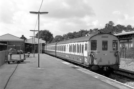 BR(S) Class 205 205026 at Basingstoke Station, Hampshire with the 1.24pm Basingstoke - Reading service on Saturday 01 Oct 1988 - J. Scrace [233854]