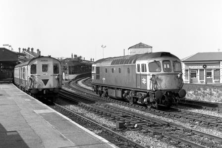 BR(S) Class 205 205031 & BR(S) Class 33 33106 at Salisbury Station, Wiltshire with the 11.42am Salisbury - Portsmouth service on Monday 19 Sep 1988 - J. Scrace [233857]