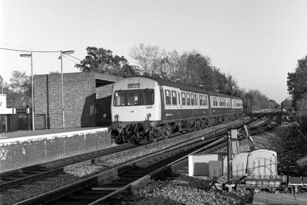 BR(S) Class 101 L832 at Edenbridge Station, Kent with the 3.05pm Redhill - Tonbridge service on Thursday 03 Nov 1988 - J. Scrace [233863]