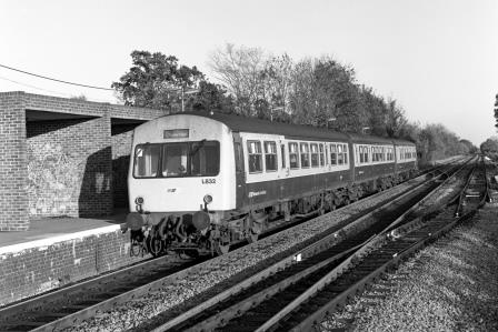 BR(S) Class 101 L832 at Edenbridge Station, Kent with the 3.05pm Redhill - Tonbridge service on Thursday 03 Nov 1988 - J. Scrace [233864]