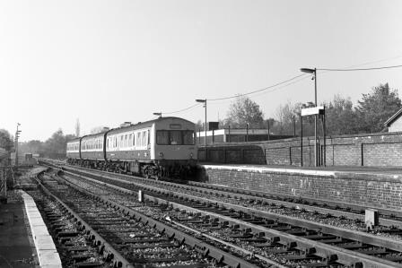 BR(S) Class 101 L834 at Edenbridge Station, Kent with the 1.05pm Redhill - Tonbridge service on Friday 04 Nov 1988 - J. Scrace [233865]