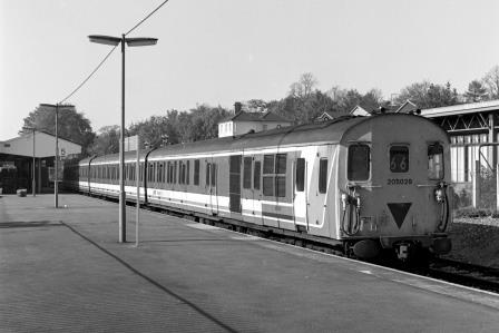 BR(S) Class 205 205029 at Basingstoke Station, Hampshire with the 11.24am Basingstoke - Reading service on Monday 31 Oct 1988 - J. Scrace [233868]