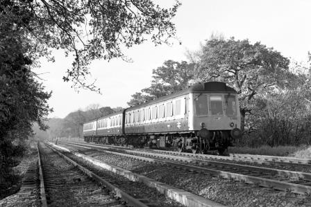 BR(S) Class 117 L400 at Godstone, Surrey with the 1.05 p.m Redhill - Tonbridge service on Wednesday 16 Nov 1988 - J. Scrace [233875]