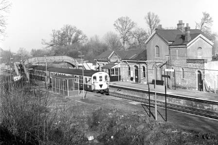 BR(S) Class 205 205024 at Hever Station, Kent with the 10.39am Uckfield - Oxted service on Saturday 11 Feb 1989 - J. Scrace [233890]
