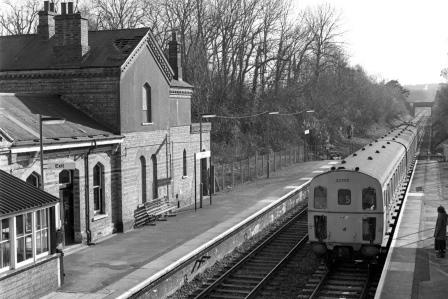 BR(S) Class 207 207011 at Hever Station, Kent with the 10.39am Uckfield - Oxted service on Tuesday 14 Feb 1989 - J. Scrace [233891]