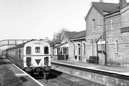 BR(S) Class 207 207011 at Hever Station, Kent with the 10.39am Uckfield - Oxted service on Tuesday 14 Feb 1989 - J. Scrace [233892]