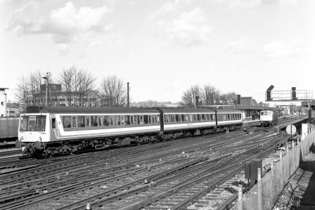 BR(S) Class 117 L400 at Redhill, Surrey with the 11.26am Gatwick Airport - Reading service on Thursday 23 Feb 1989 - J. Scrace [233895]