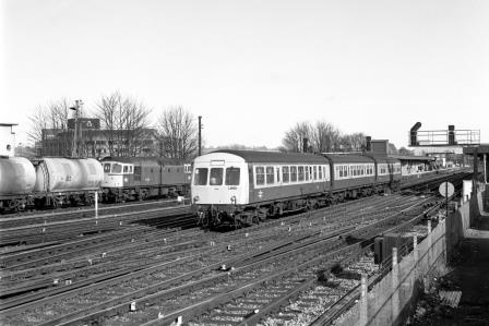 BR(S) Class 101 L840 & BR(S) Class 33 33035 at Redhill, Surrey on Tuesday 28 Feb 1989 - J. Scrace [233897]