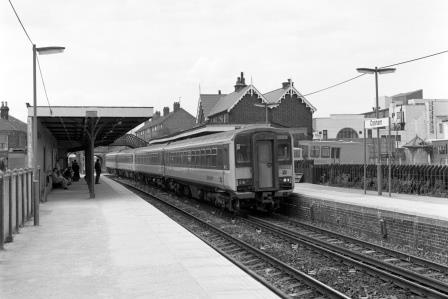 BR(S) Class 155 155332 at Cosham Station, Hampshire on Friday 14 Apr 1989 - J. Scrace [233900]