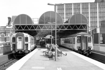 BR(S) Class 156 156471 & BR(S) Class 423 3071 at Portsmouth & Southsea Station, Hampshire with the 11.36am Cardiff - Portsmouth Harbour s& 2.40pm Portsmouth Harbour - Waterloo service on Friday 14 Apr 1989 - J. Scrace [233908]