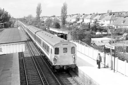 BR(S) Class 205 205030 at Portchester Station, Hampshire with the 11.42am Salisbury - Portsmouth Harbour service on Friday 14 Apr 1989 - J. Scrace [233913]