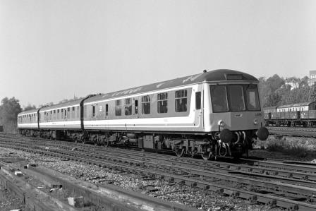 BR(S) Class 119 L575 at Redhill, Surrey with the 9.20am Gatwick Airport - Reading service on Wednesday 02 May 1990 - J. Scrace [233935]