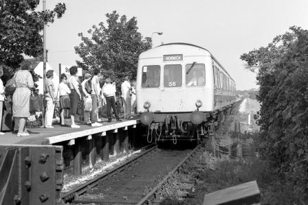 BR(E) Class 101 at Sheringham Station, Norfolk with the 3.40pm Norwich - Sheringham service on Wednesday 01 Aug 1990 - J. Scrace [233946]