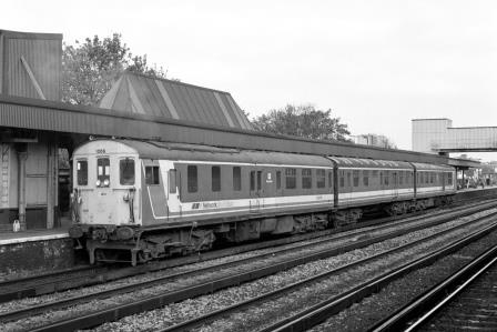 BR(S) Class 201 1066 at Redhill Station, Surrey on Thursday 08 Nov 1990 - J. Scrace [233949]