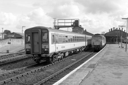 BR(S) Class 155 155306 & BR(S) Class 47 47709 at Salisbury Station, Wiltshire with the 11.00am Waterloo - Exter St Davids & 11.10am Portsmouth Harbour - Cardiff service on Wednesday 25 Sep 1991 - J. Scrace [233960]