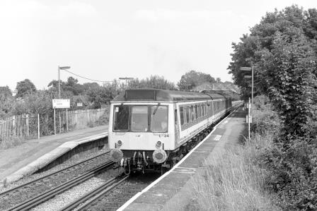 BR(S) Class 117 L424 at Godstone Station, Surrey with the 2.43 p.m Tonbridge - Reigate service on Monday 29 Jun 1992 - J. Scrace [233963]