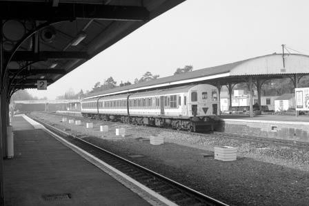 BR(S) Class 207 207017 at Andover Station, Hampshire with the 9.43am Salisbury - Basingstoke service on Monday 15 Mar 1993 - J. Scrace [233974]