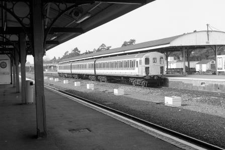 BR(S) Class 207 207017 at Andover Station, Hampshire with the 9.43am Salisbury - Basingstoke service on Friday 26 Mar 1993 - J. Scrace [233976]