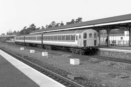 BR(S) Class 207 207017 at Andover Station, Hampshire with the 9.43am Salisbury - Basingstoke service on Friday 26 Mar 1993 - J. Scrace [233977]