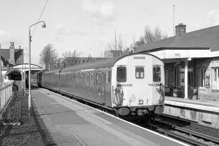 BR(S) Class 205 205029 at Reigate Station, Surrey with the 10.53am Reigate - Tonbridge service on Thursday 17 Mar 1994 - J. Scrace [234017]