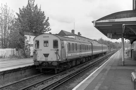 NSE Class 205 205032 at Reigate Station, Surrey with the 12.53pm Reigate - Tonbridge service on Friday 06 May 1994 - J. Scrace [234040]