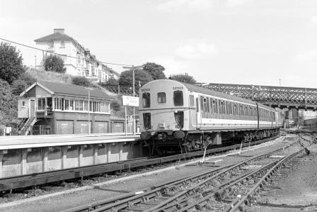 NSE Class 205 205101 & NSE Class 207/1 207103 at Hastings Station, East Sussex with the 11.17am Ashford - Hastings service on Sunday 14 Aug 1994 - J. Scrace [234066]