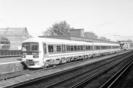 BR(S) Class 166 166218 at Redhill Station, Surrey with the 10.03am Gatwick Airport - Reading service on Tuesday 01 Nov 1994 - J. Scrace [234071]