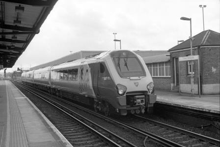 Virgin Class 220 220032 at Three Bridges Station, West Sussex on Saturday 06 Jul 2002 - J. Scrace [234133]